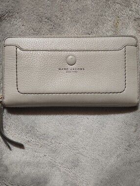Marc Jacobs Lighy Grey Pebbled Leather Zip Wallet